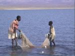 Pescando con red en el lago Turkana