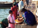 Ofrendas en el Ganges