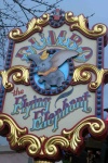 Cartel en la entrada de la atraccion Dumbo