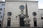 Fachada exterior de Santa María sopra Minerva, con el obelisco del elefante