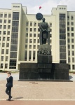 Estatua de Lenin y edificio...
