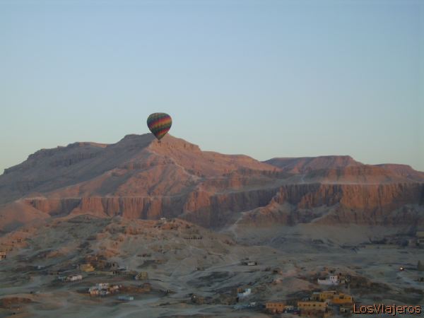 View of Medinet Habou -Travel in globe over the Kings Valley -Egypt
Medinet Habou - Vuelo en Globo sobre el Valle de los Reyes -Egipto