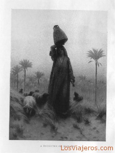 Chica con jarra en la cabeza - Egipto