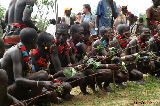 Young hamers sounds it sticks - Omo Valley - Ethiopia
Los jovenes hacen sonar sus varas - Valle del Omo - Etiopia
