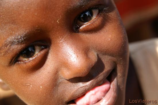 Curiosidad infantil - Dimeka - Valle del Omo - Etiopia