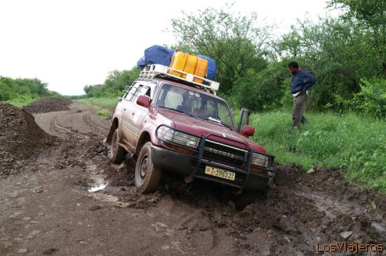 Stucked car - Mago National Park - Omo Valley - Ethiopia
Coche atascado - Parque Nacional de Mago - Valle del Omo - Etiopia