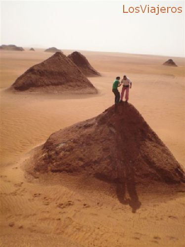 Frezzan, pirámides de arenisca formadas por la erosión - Libia
