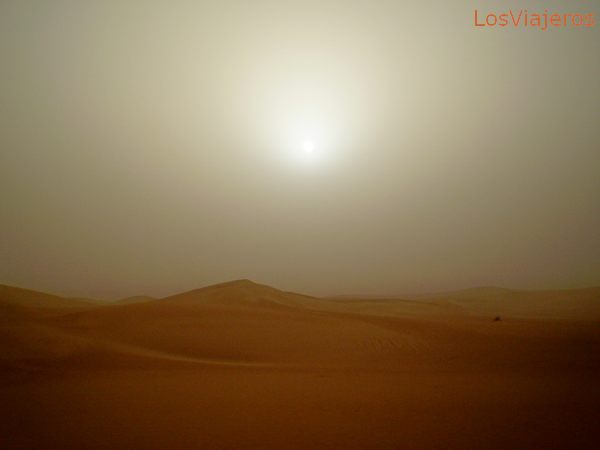 Sol de medio día, con tormenta de arena - Libia
