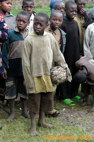 Niños jugando con una pelota de trapo - Ruanda