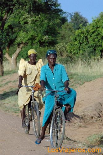 Mujeres en bici - Uganda