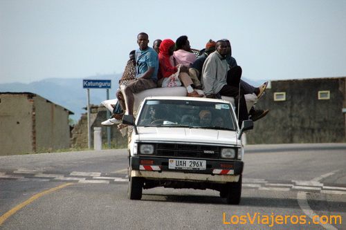 Camioneta cargada de Gente - Uganda
