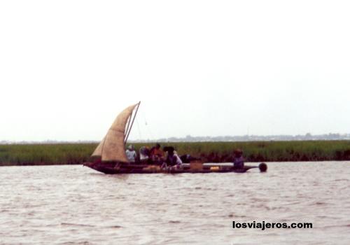 Cargo boat in Ganvie - Benin
Barco con carga - Ganvie - Benin
