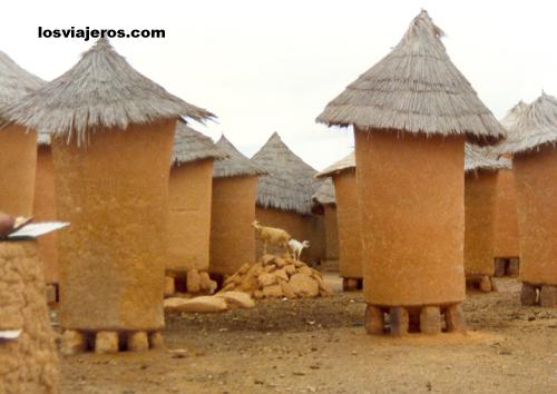 Typical houses of senoufo - Korhogo - Ivory Coast / Cote d'Ivoire
Tipicas construciones senufas - Korhogo - Costa de Marfil