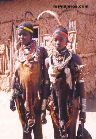 Dos chicas de la tribu Hamer en Dimeka - Etiopia