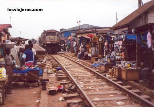 Tren cruzando el Mercado Kejetia - Kumasi - Ghana