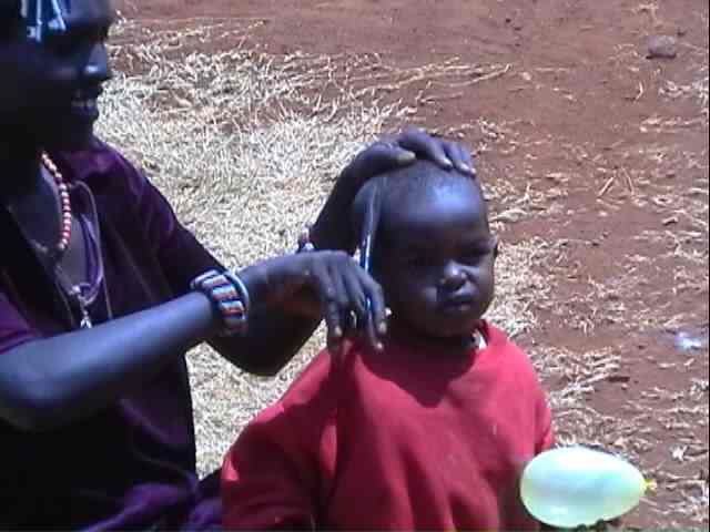 Cutting Hair - Kenya
Cortando el pelo - Kenia