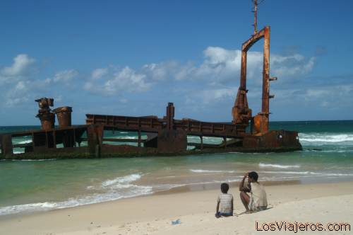 Barco varado en la playa de Fort Dauphin - Madagascar