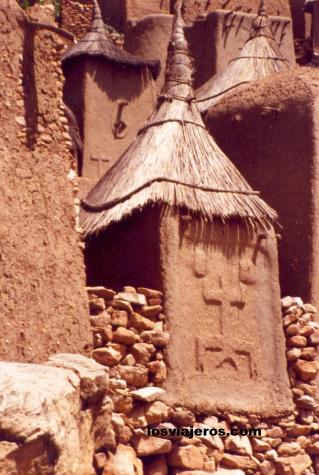 Granary with animist details Mali.
Granero Dogon - Bandiagara escarpment - Mali