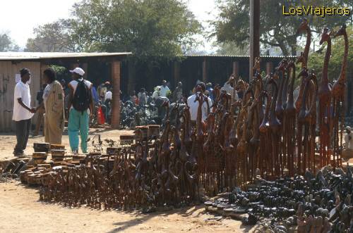 Típico mercado de artesanía en Zimbawe - Namibia
