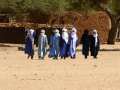 Hombres camino del funeral Tuareg - Timia - Niger