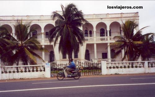 Casa colonial frente a la playa de Lomé - Togo.