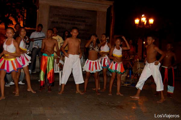 Niños bailando en Cartagena de Indias - Colombia