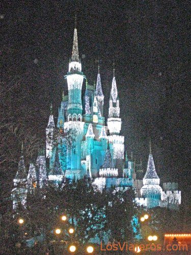 Castillo de Cenicienta iluminado - Disneyland - USA