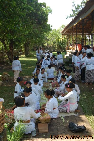 Ceremonia religiosa templo Taman Ayun - Mengwi - Bali- Indonesia