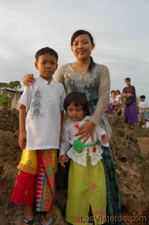 Familia balinesa con sarong -Bali- Indonesia