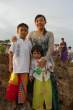 Ir a Foto: Familia balinesa con sarong -Bali- Indonesia 
Go to Photo: Balinese family with sarong -Bali- Indonesia