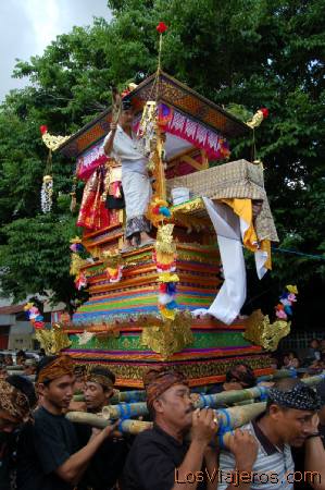 Llevando altar en procesion -Denpasar -Bali- Indonesia