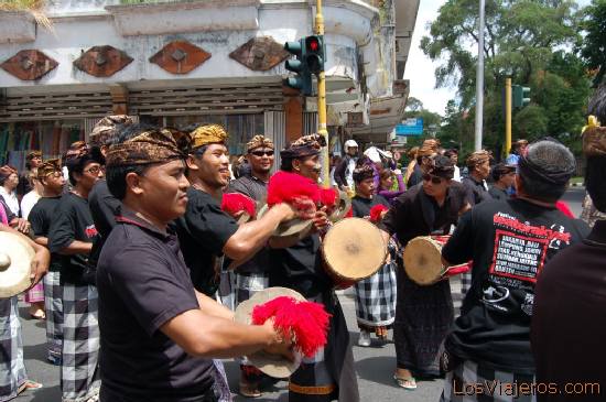 Ceremonia cremacion -Denpasar -Bali- Indonesia