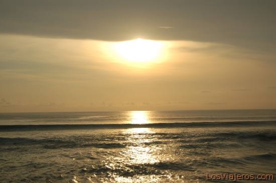 Puesta de sol en la playa -Batubelig -Bali- Indonesia