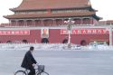 Ampliar Foto: Bicicleta cruzando por la Puerta de Tiananmen - Pekin