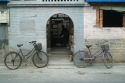 Ir a Foto: Biciletas en el patio de un Hutong - Pekin 
Go to Photo: Bicycles in the Hutong - Beijing