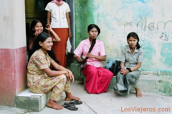 Mujeres-Monte Popa-Myanmar