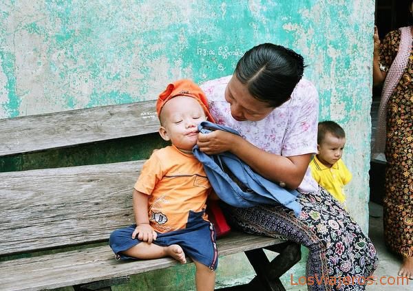 Madre con niño-Monte Popa-Myanmar