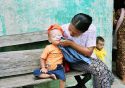 Ampliar Foto: Madre con niño-Monte Popa-Myanmar
