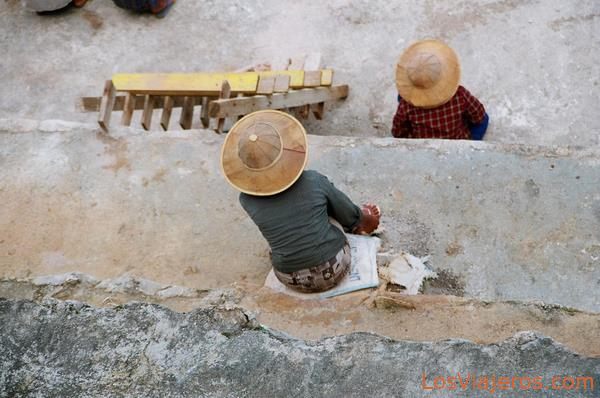 Trabajadores-Cuevas de Pindaya-Myanmar