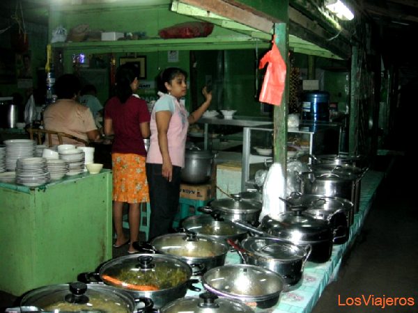 Restaurante callejero en Puerto Princesa - Filipinas
