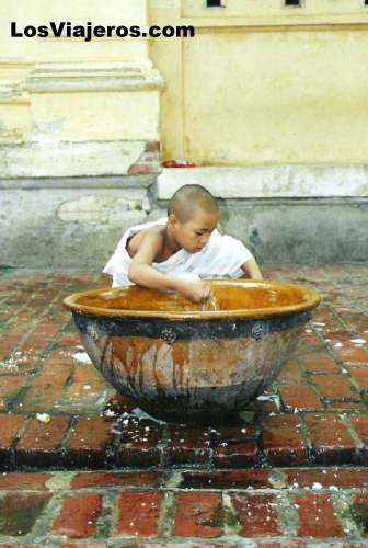 Joven monje lavandose - Amarapura - Myanmar