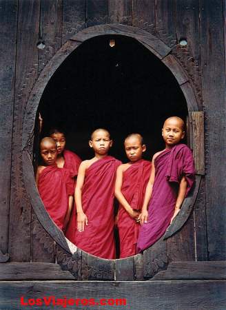 Monjes en el lago Inle - Myanmar