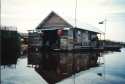 Ir a Foto: Casas flotantes sobre el lago Tonlé Sap 
Go to Photo: Boat houses en Tonle Sap lake