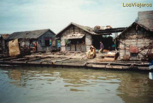 Visita a una piscifactoría flotante - Camboya