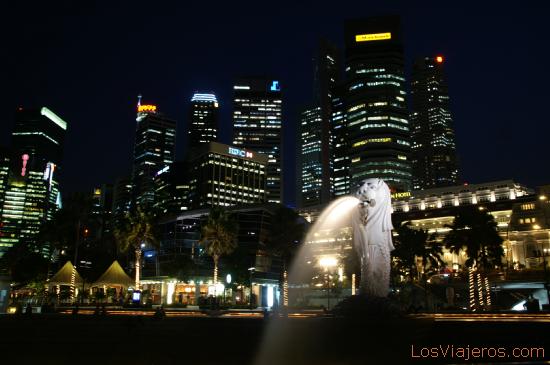 CBD on night - Singapore
La estatua de Merlion y el CBD a la espalda - Singapur