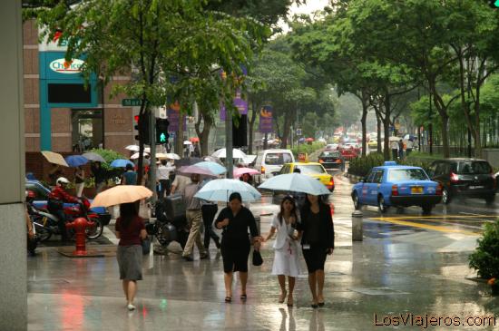 Lloviendo en el CBD - Central Business District - Singapur