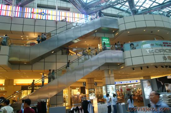 Interior de un enorme centro comercial- Singapur
