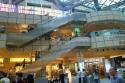 Interior de un enorme centro comercial- Singapur