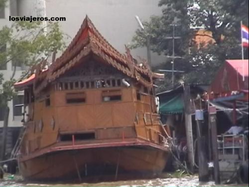 Boat in the river  Chao Phraya - Bangkok - Thailand
Barco el el rio  Chao Phraya - Bangkok - Tailandia