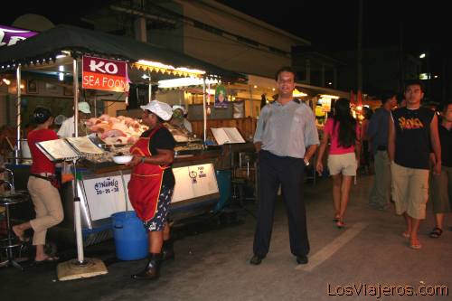 Antonio Escalante (antonio2006) in the night market of Hua Hin, Thailand
Antonio Escalante (antonio2006) en el mercado nocturno de Hua Hin, Tailandia